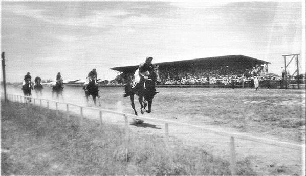 台灣第一場賽馬1928年台北開跑，新竹的常設競馬場初設在赤土