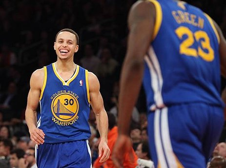 Stephen-Curry-dominates-Knicks