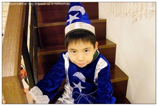 09.Kiwi was dressed up in Hallowmas.JPG