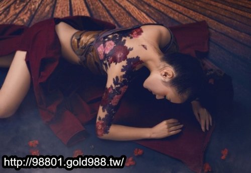 nuy.vn-thieu-nu-ban-nude-voi-hinh-xam5e1d1724gb49a5cb63a1b&amp;690