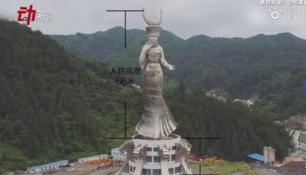 苗族女神像《仰阿莎》意為「清水姑娘」，是一首苗族長篇愛情敘事