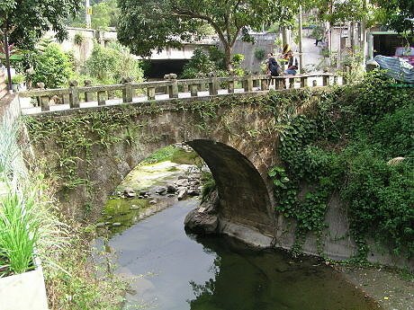 獅潭糯米橋~紙湖一橋-（1928年）紙糊二橋，當時將石塊砌成