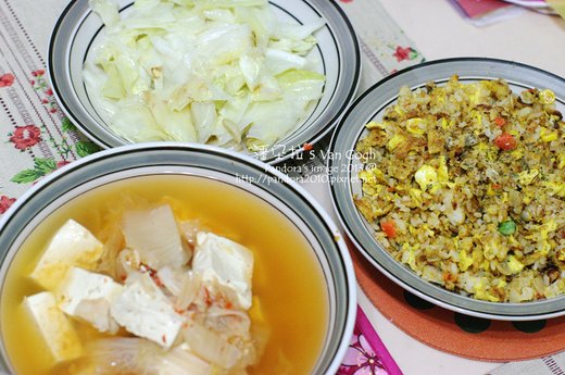 2013.12.25-泡菜豆腐湯、漢堡肉蛋炒飯、炒高麗菜.jpg