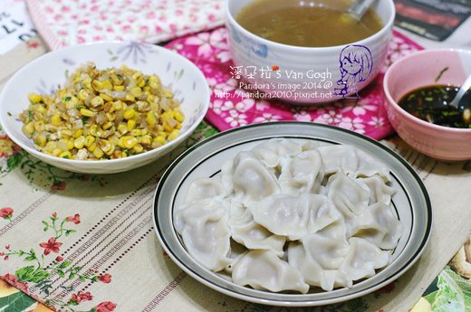 2014.05.05-晚餐。肉骨茶湯、高麗菜鮮肉水餃、香菜洋蔥玉米粒.jpg