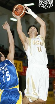 輔大王建惟（右）勇冠三軍，單場演出28分、13籃板，助球隊拿下3連勝.jpg