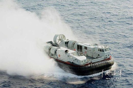 chinese+landing+craft+air+cushion+(lcac)+3321+in+action+Along+with+Type+071+Landing+Platform+Doc.jpg