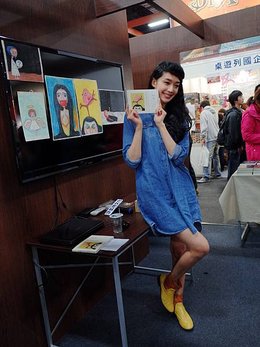 王心恬出席書展，將《鳥事》畫作展示給粉絲們觀賞