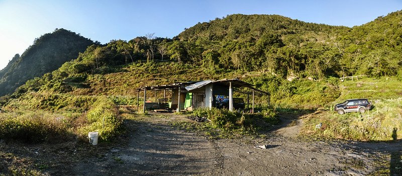 江坡古山工寮停車處展望，左為江坡古山