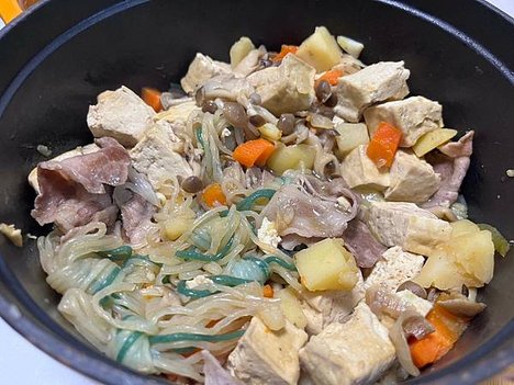 育兒生活 ｜ 不負責任馬鈴薯燉肉＆沐沐副食品紅蘿蔔泥