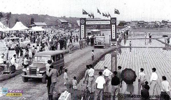 1954-1988年，台灣車輛老照片-阿嬤這種裝扮是詔安客-