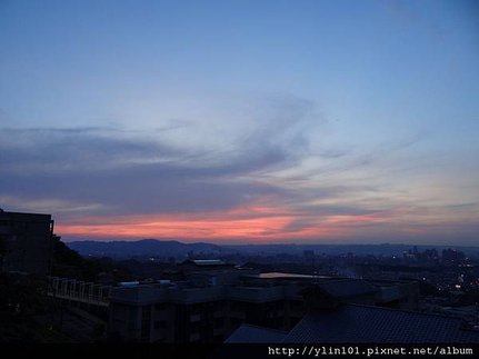 午後雷陣雨過後的雲和晚霞