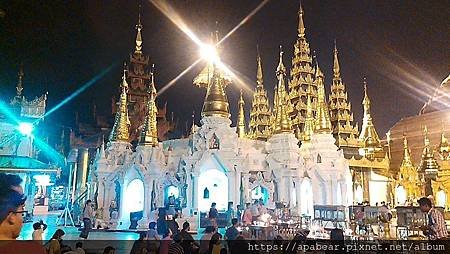 大金塔內一景
