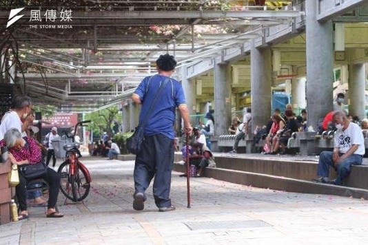 香香澡堂街友洗澡的地方，為何很多有家老人也來？萬華澡堂每月破