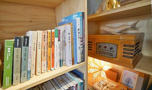 賴世若-銅鑼鄉首間獨立書店，取名「微光書旅」書店+民宿-為客