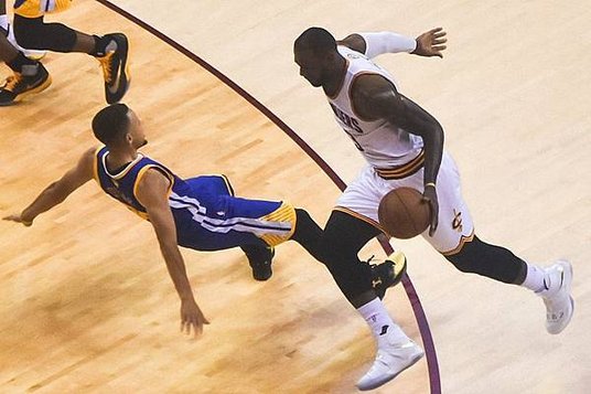 LeBron_James_vs._Steph_Curry_27676810241