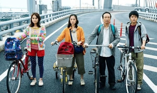 《生存家族》C571蒸汽火車/這部電影里，一家人在面臨著停電