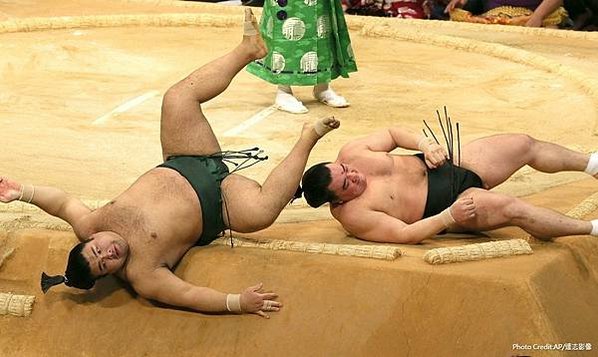 土俵是日本相撲比賽時的圓形黏土擂台-土俵上方有一個類似神社屋
