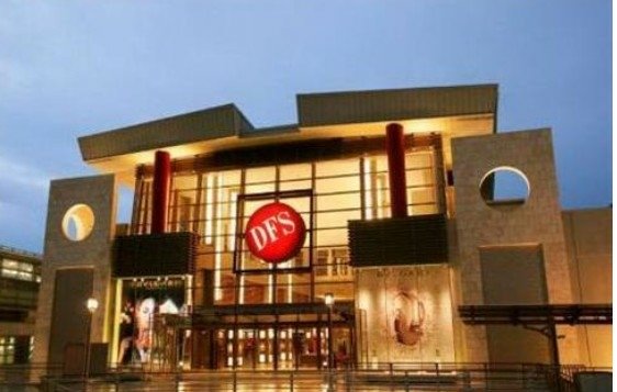 「慈善界的詹姆士·龐德」環球免稅集團（DFS）查克費尼投資免