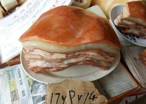 豬肉石/豬肉石是一種罕見的礦物，通常由沉積岩或變質岩與其他礦