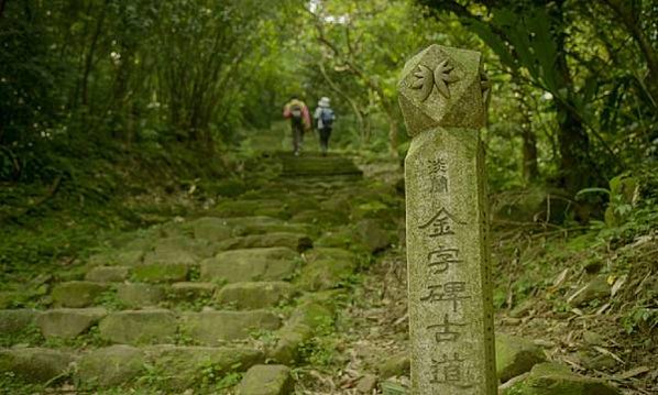 『雄鎮蠻煙』、『虎字碑』、金字碑，都是清台灣鎮總兵劉明燈書+