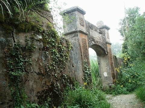 李崠山古堡，是1912年所建構的「李崠隘勇監督所」-縣定古蹟