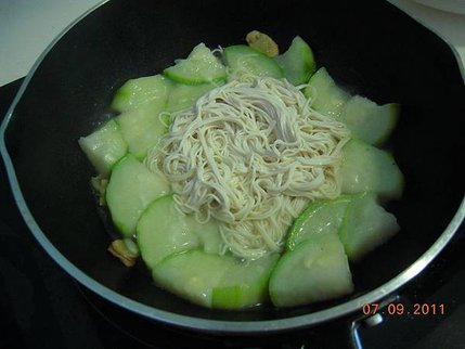 007過水滴麵線直接入鍋拌炒.JPG