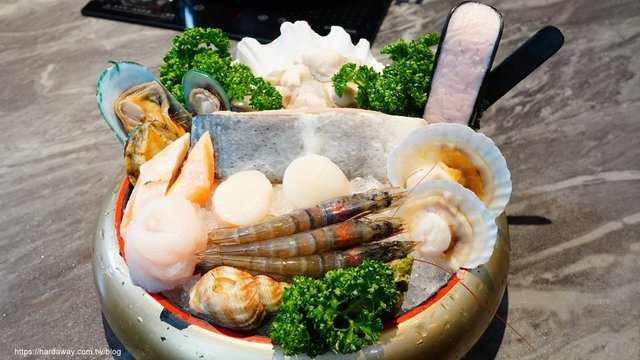 中華鱘龍魚綜合海鮮拼盤