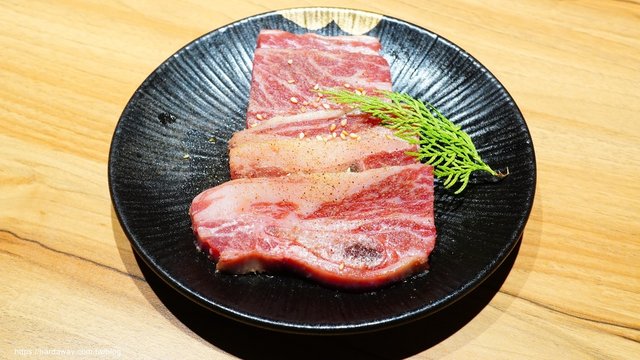 燒肉無双高雄澄清館嚴選帶骨牛小排