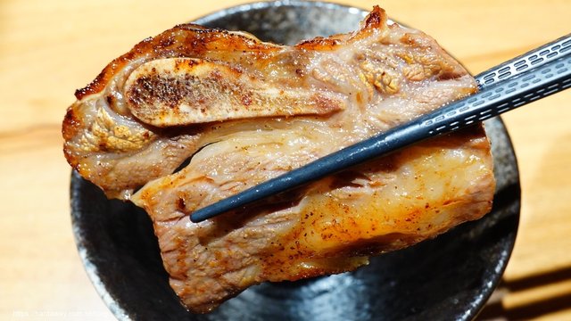 燒肉無双高雄澄清館嚴選帶骨牛小排