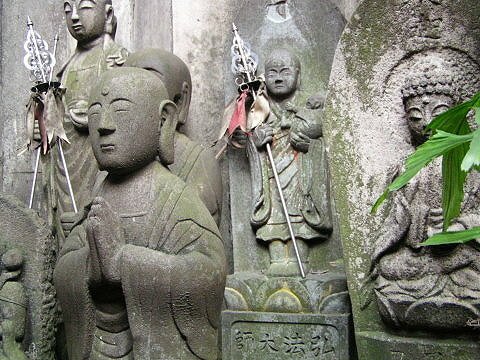 日本石佛在臺灣：日治時期移植臺灣的庶民信仰/巡禮文化/在墓地