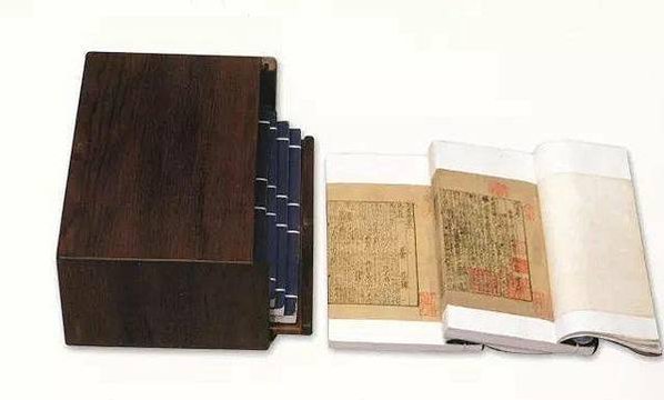 藏書家-韋力藏有古籍8000餘部7萬餘冊善本，其中宋元及以前