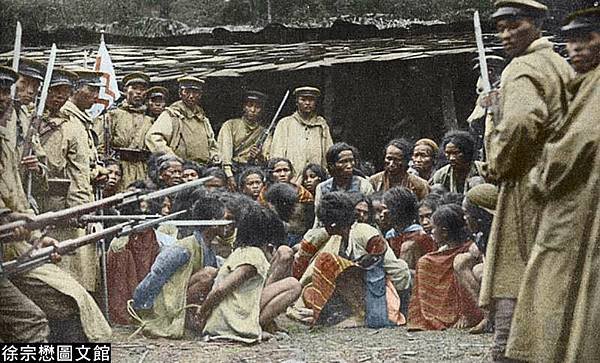 1935 出草+鹽月桃甫  蕃人舞踏圖/19 世紀末清朝官員