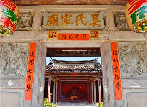 『紅頭船』『舢仔』『紅頭仔』，是淡水河內河航行的最大型船隻。