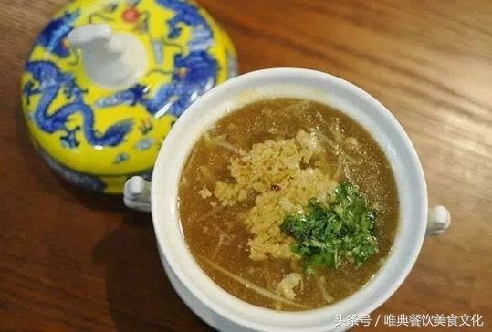 勸客駝蹄羹，霜橙壓香橘。朱門酒肉臭，路有凍死骨--杜甫