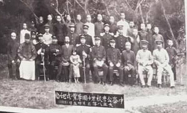 大湖口公學校之跡碑文/「民國前五年於中崙（即今湖口鄉波羅村）