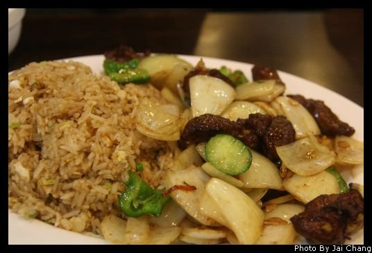 牛肉炒飯。八分熟的沙郎牛肉加上嚴選洋蔥，看的肚子又餓了起來~~