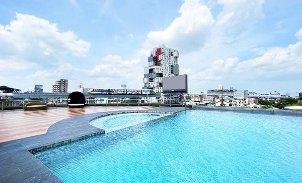 The Bazaar Bangkok Hotel Swimming pool.jpg