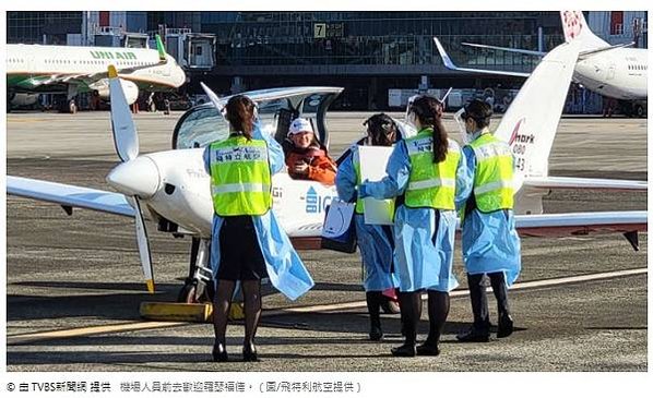 19歲正妹飛行員獨駕飛機環遊世界-羅瑟福德獨自駕駛訂製的「鯊