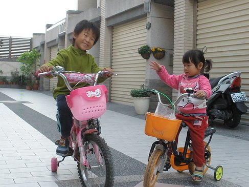 一起騎腳踏車吹吹風吧