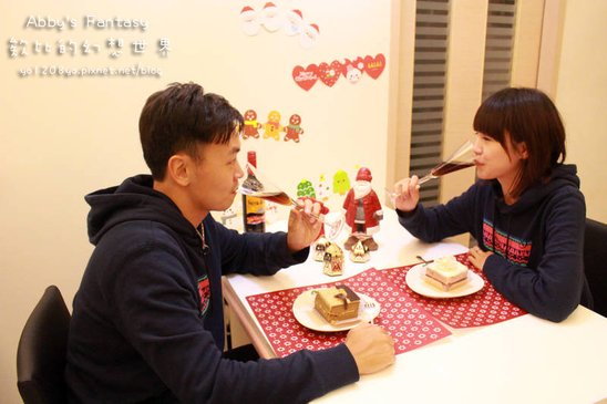 IKEA、Xmas、聖誕新品限量上市 聖誕大餐 聖誕節交換禮物 MERRY CHRISMAS 裝飾燈具、聖誕老公公、麋鹿、玻璃杯、喝紅酒、燭光晚餐 (2).jpg
