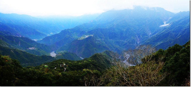 德文山裸岩瘦稜區東眺群山