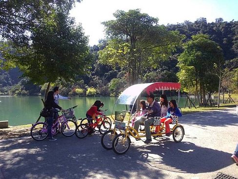 騎腳踏車暢遊梅花湖