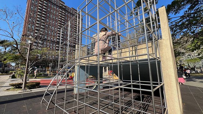 《親子景點》新竹中央公園｜多種溜滑梯適合各年齡層｜攀爬設施結