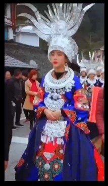 苗族女神像《仰阿莎》意為「清水姑娘」，是一首苗族長篇愛情敘事