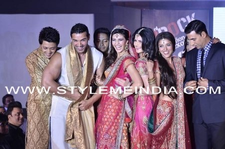 Cast-of-Housefull-2-do-fashion-show-17