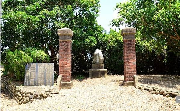 大湖口公學校之跡碑文/「民國前五年於中崙（即今湖口鄉波羅村）