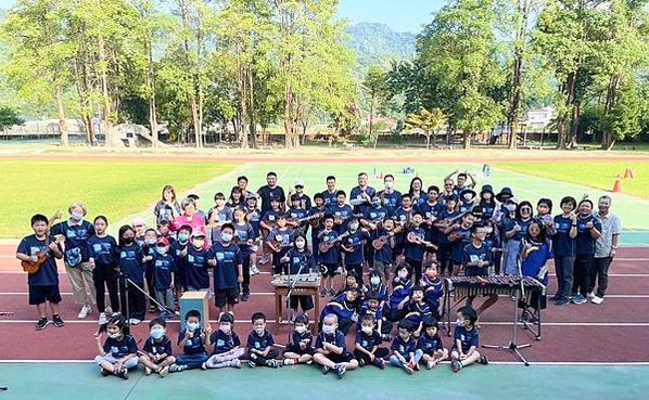 漾新聞|廣興國小84年校慶運動會 老少學生唱山歌與帥馬兒合影