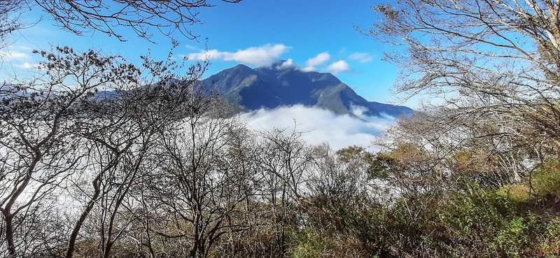 登卡社山途中(H 1233 m)南望治茆等群山 (17)