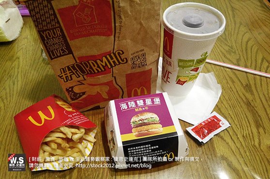 [食記] 麥當勞海陸雙星堡試吃,搭配優惠卷買一送一特價 McDonald 新口味牛肉漢堡加鮭魚排 (早餐,超值午餐,兒童餐,外送電話,服務,價目表,鬧鐘,APP,熱量,大麥克)