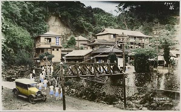 日本時代初期臺南大東門(迎春門)影像數位上色，城門外還可見到